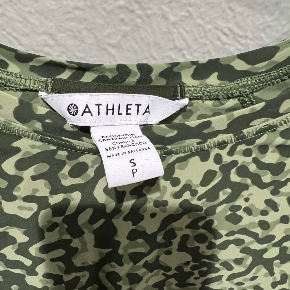 Athleta Green Camo Short Sleeve Tee Size Small Like New Condition Active Top - Picture 2 of 4